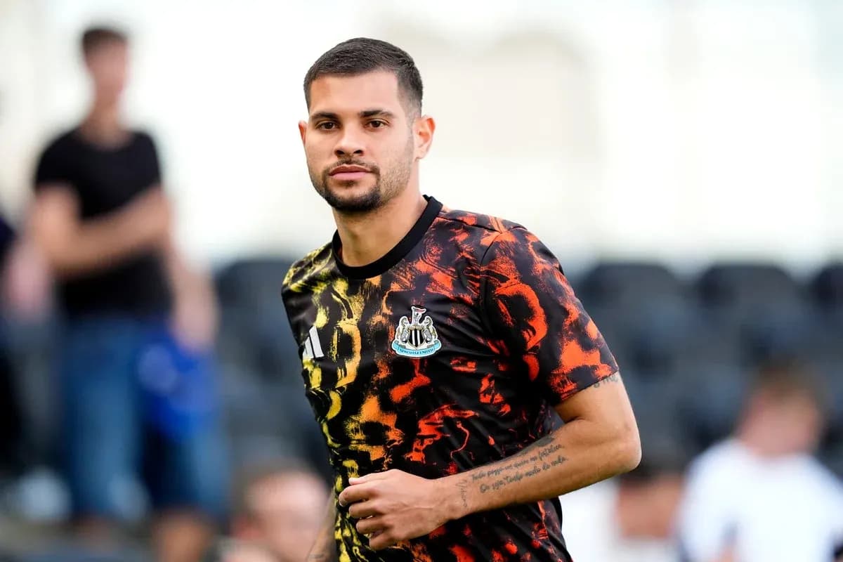 Jugador de Newcastle United en sesión de calentamiento Jugador de Newcastle United en sesión de calentamiento