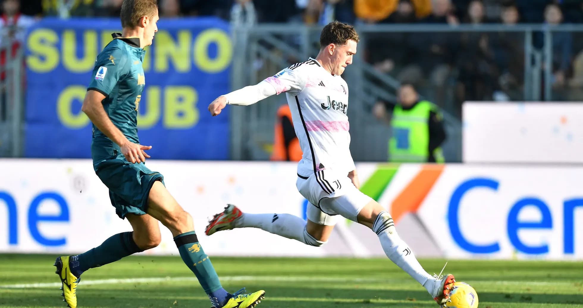 Jugador de Juventus en acción contra Frosinone Jugador de Juventus en acción contra Frosinone