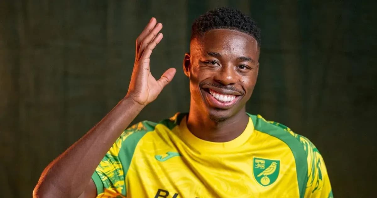 Jugador sonriendo y saludando con la mano Jugador sonriendo y saludando con la mano