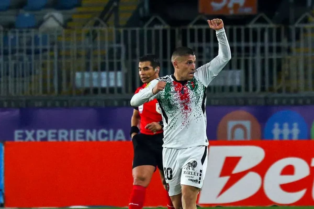 Jugador de Palestino celebra un gol Jugador de Palestino celebra un gol