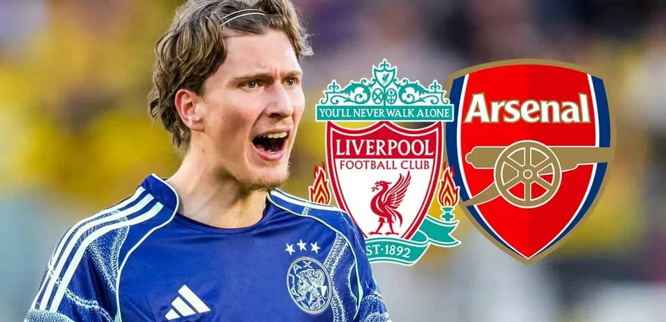 Portero gritando con escudos de Liverpool y Arsenal Portero gritando con escudos de Liverpool y Arsenal