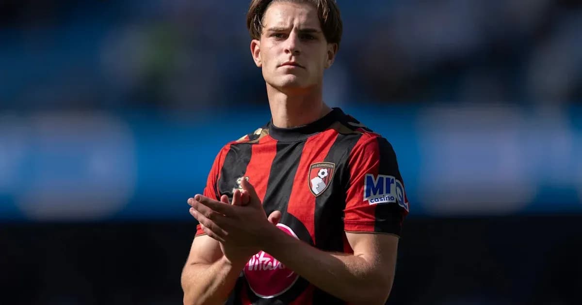Jugador de Bournemouth aplaudiendo en el campo Jugador de Bournemouth aplaudiendo en el campo