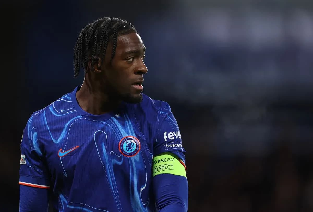 Jugador de Chelsea con camiseta azul y brazalete Jugador de Chelsea con camiseta azul y brazalete