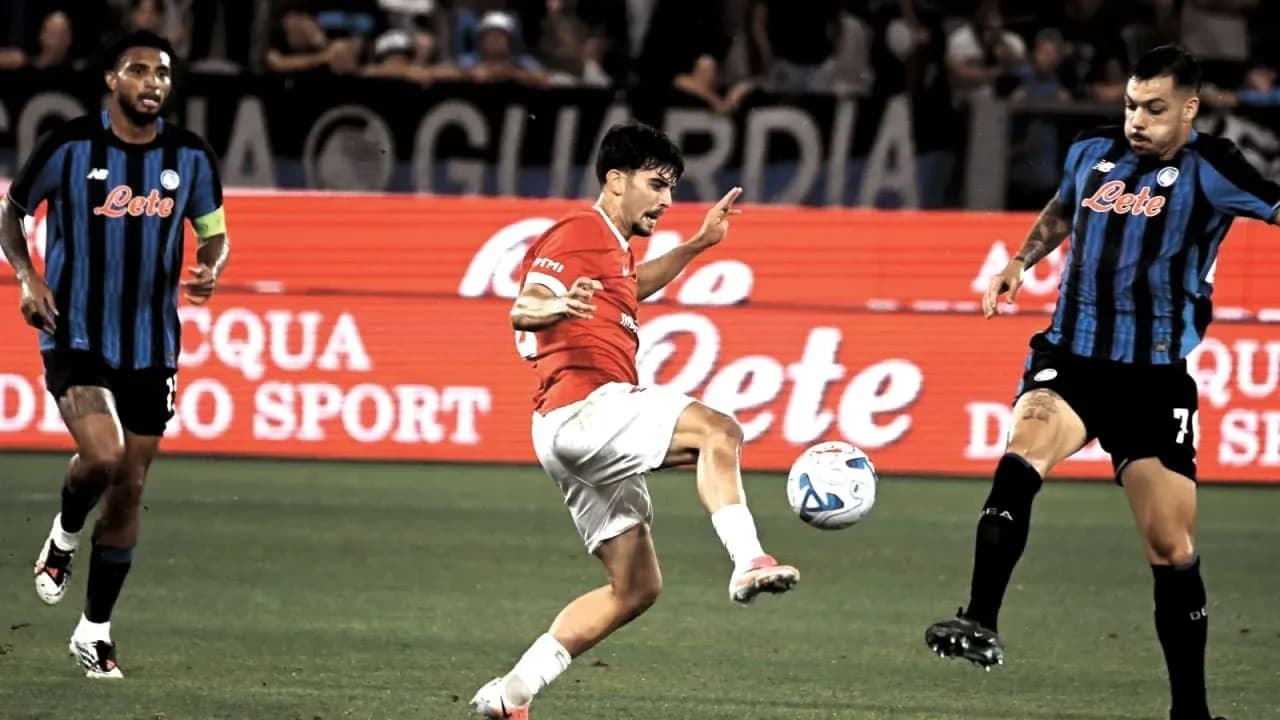 Jugador golpeando el balón en partido de fútbol Jugador golpeando el balón en partido de fútbol