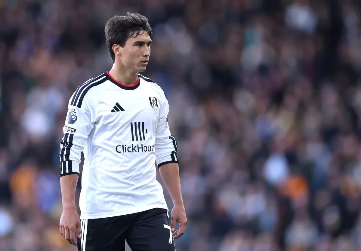 Jugador de Fulham en acción durante el partido Jugador de Fulham en acción durante el partido