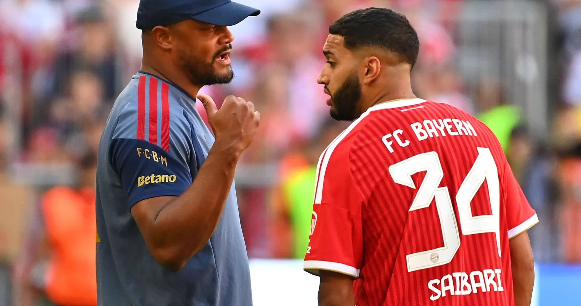 Entrenador hablando con jugador de FC Bayern Entrenador hablando con jugador de FC Bayern