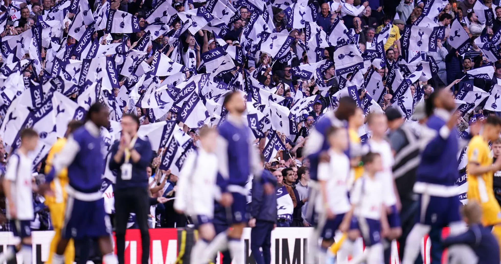 Aficionados de Spurs con banderas en el estadio Aficionados de Spurs con banderas en el estadio