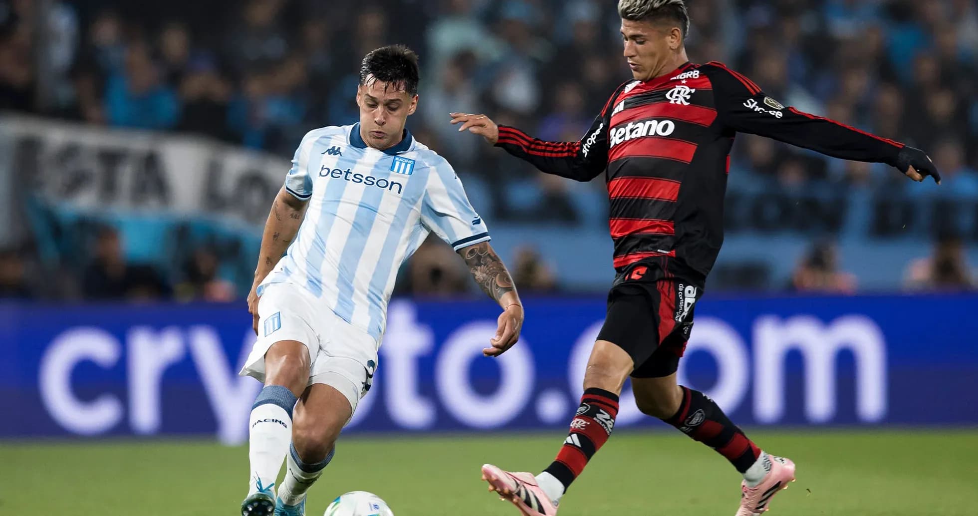 Dos jugadores compitiendo por el balón en el partido Dos jugadores compitiendo por el balón en el partido