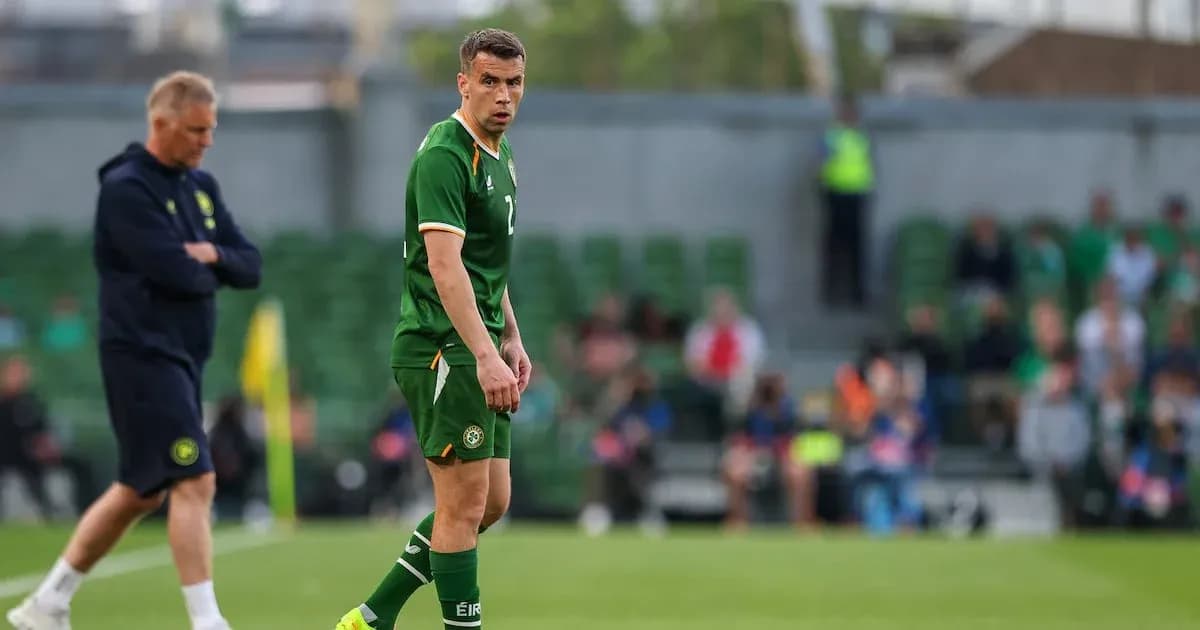 Jugador irlandés en el campo con entrenador observando Jugador irlandés en el campo con entrenador observando