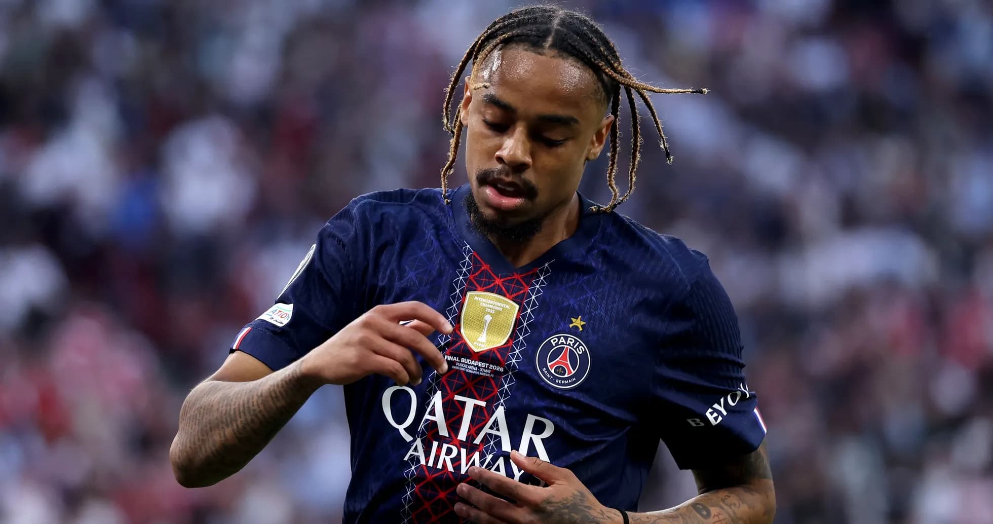 Jugador de PSG mostrando su camiseta durante el partido Jugador de PSG mostrando su camiseta durante el partido