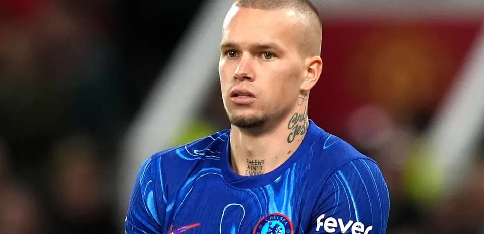 Jugador de Chelsea en uniforme azul durante partido Jugador de Chelsea en uniforme azul durante partido