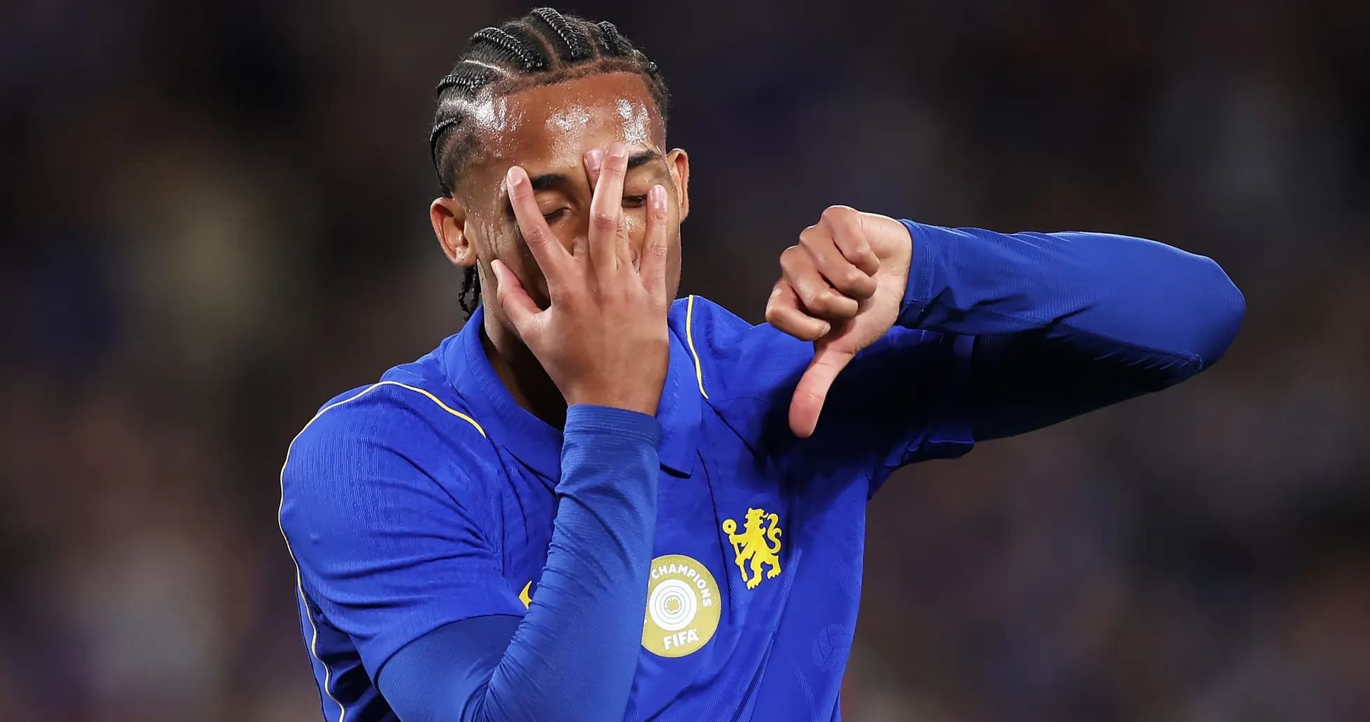 Jugador de Chelsea mostrando un gesto de desaprobación Jugador de Chelsea mostrando un gesto de desaprobación