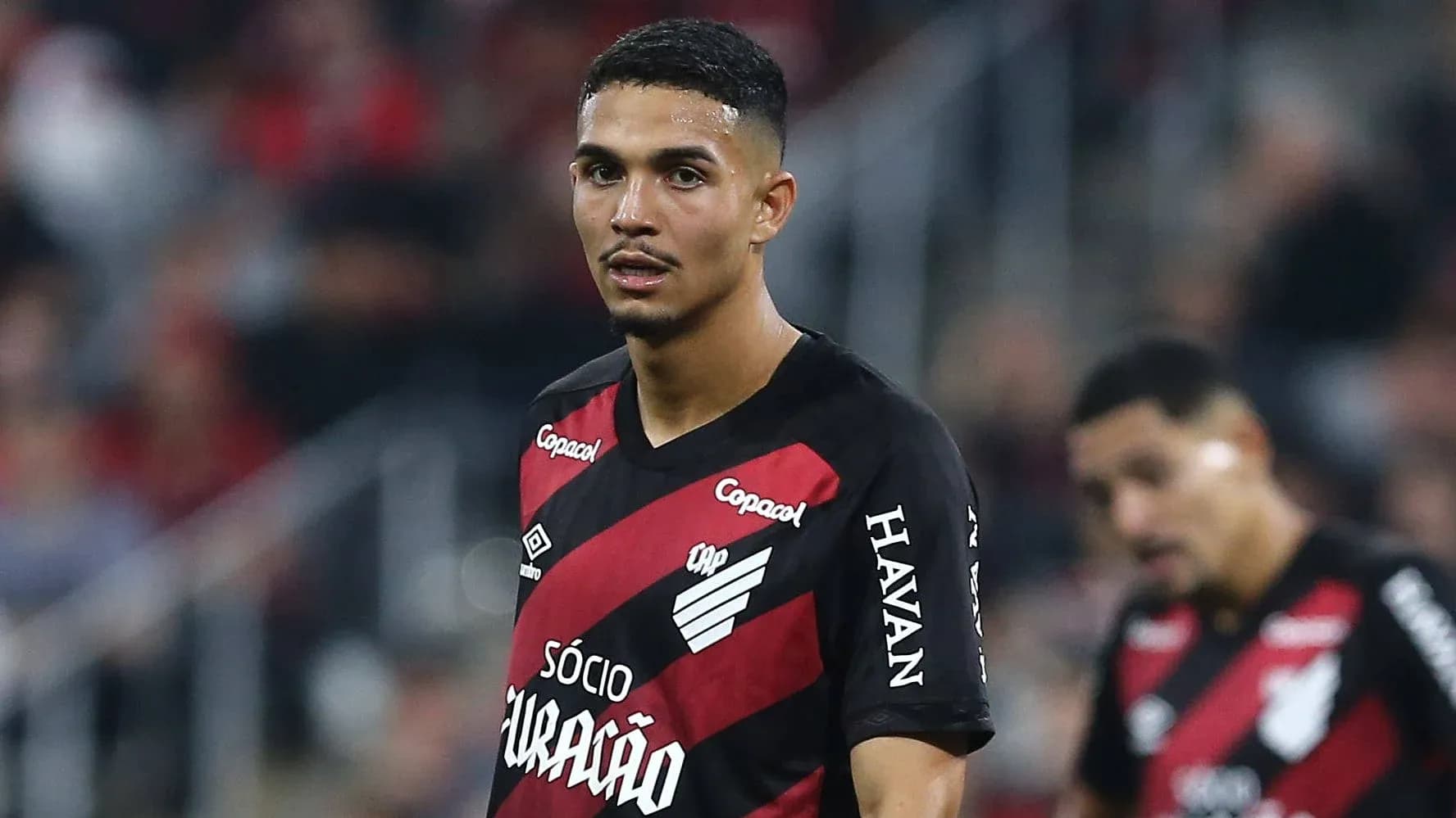 Jugador de fútbol con camiseta del Athletico Paranaense Jugador de fútbol con camiseta del Athletico Paranaense