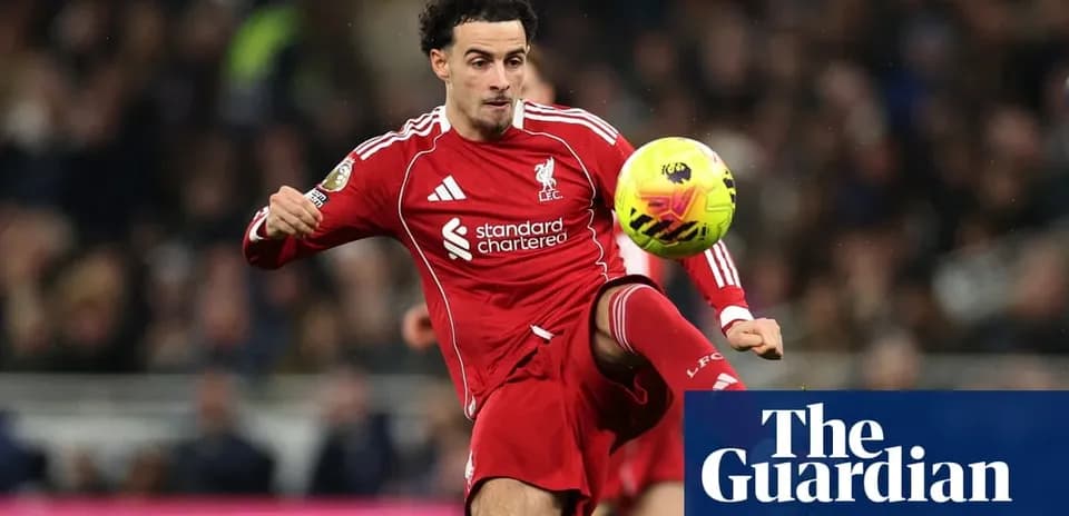 Jugador de Liverpool controlando el balón durante el partido Jugador de Liverpool controlando el balón durante el partido