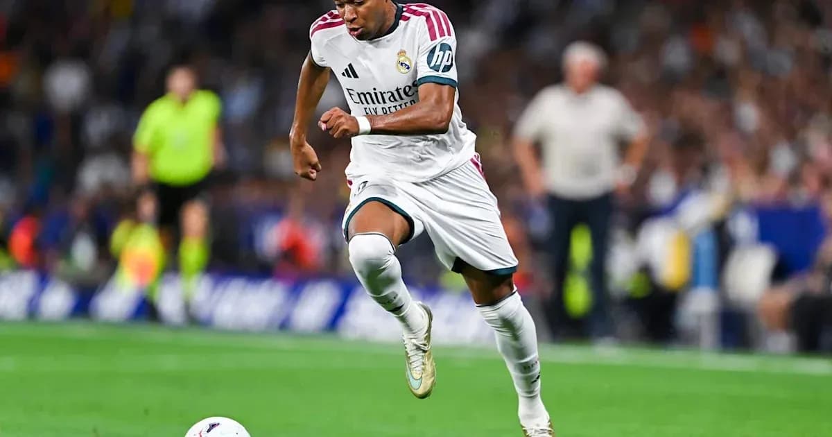 Jugador de Real Madrid corriendo tras el balón Jugador de Real Madrid corriendo tras el balón