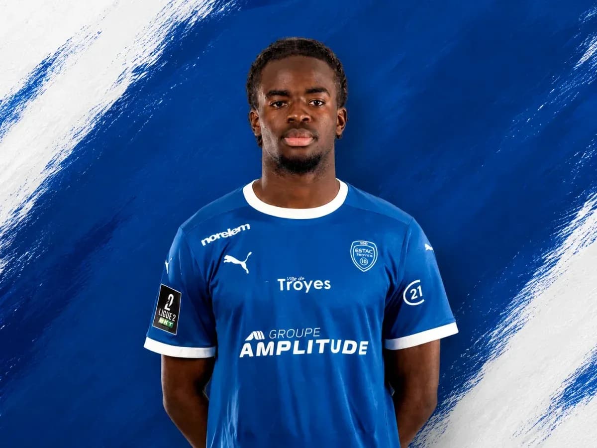 Jugador con camiseta azul de ESTAC Troyes Jugador con camiseta azul de ESTAC Troyes