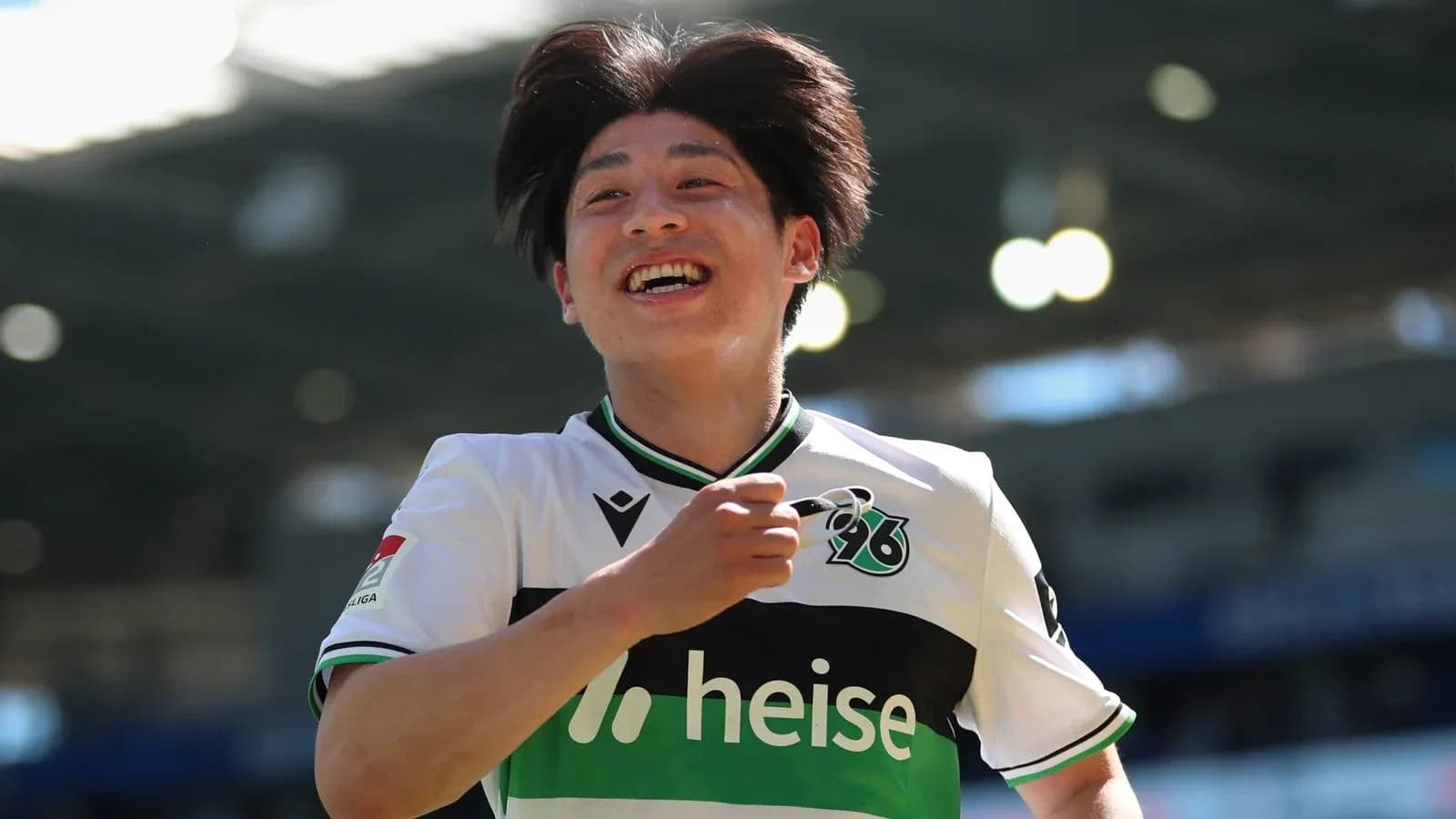 Jugador de Hannover 96 celebrando un gol Jugador de Hannover 96 celebrando un gol