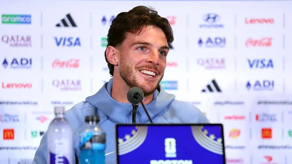 Jugador sonriente en conferencia de prensa Jugador sonriente en conferencia de prensa