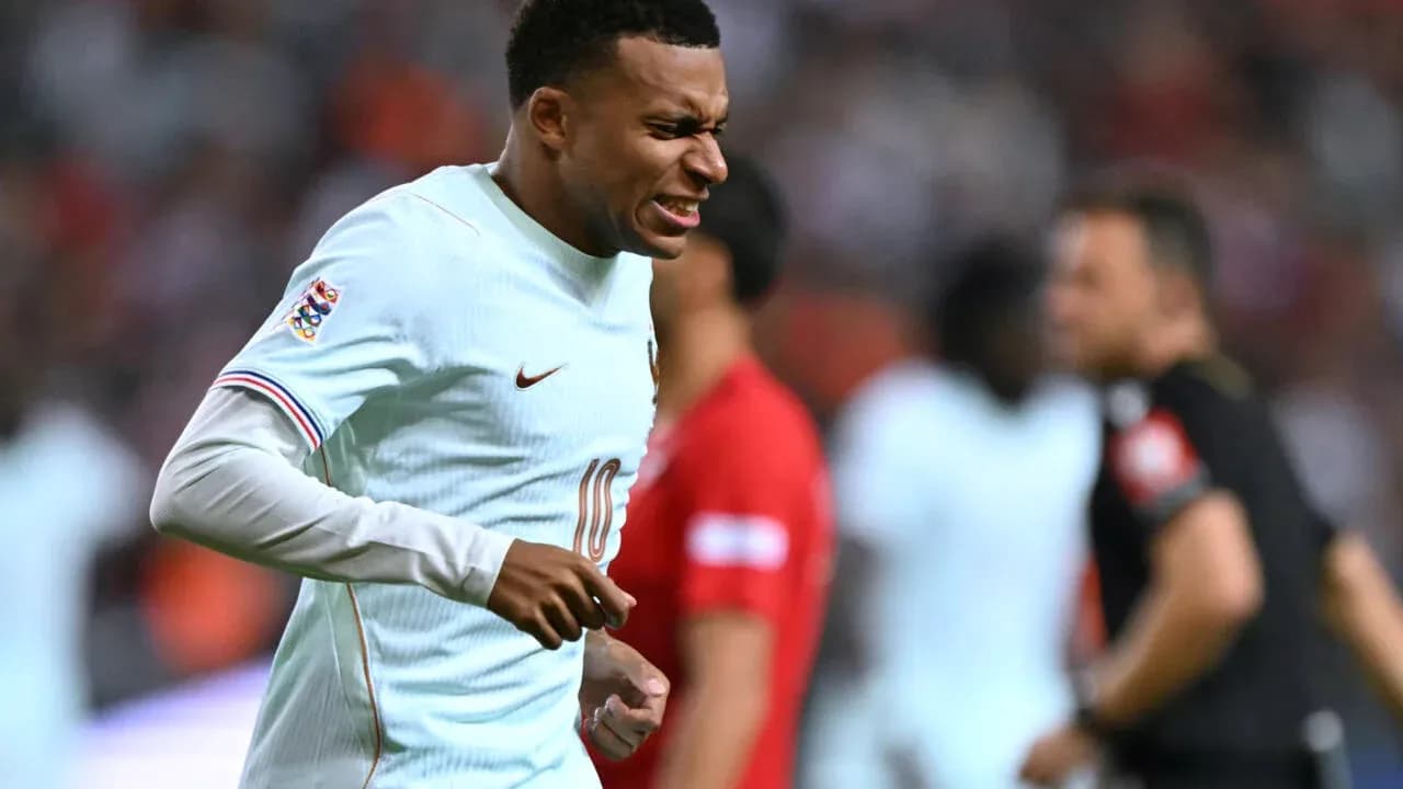 Jugador de Portugal corriendo durante un partido Jugador de Portugal corriendo durante un partido