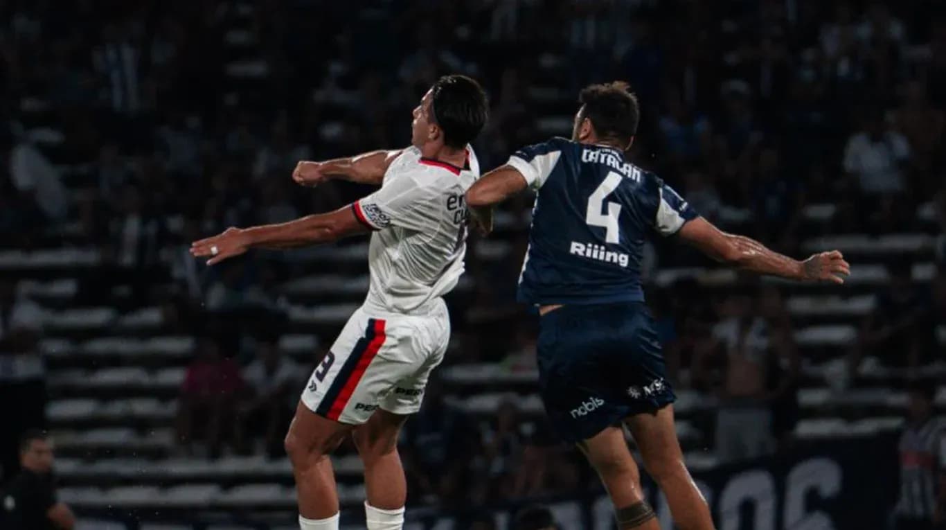 Jugadores de San Lorenzo y Talleres en acción Jugadores de San Lorenzo y Talleres en acción