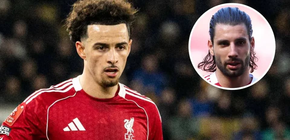 Jugador de Liverpool en partido con fondo desenfocado Jugador de Liverpool en partido con fondo desenfocado