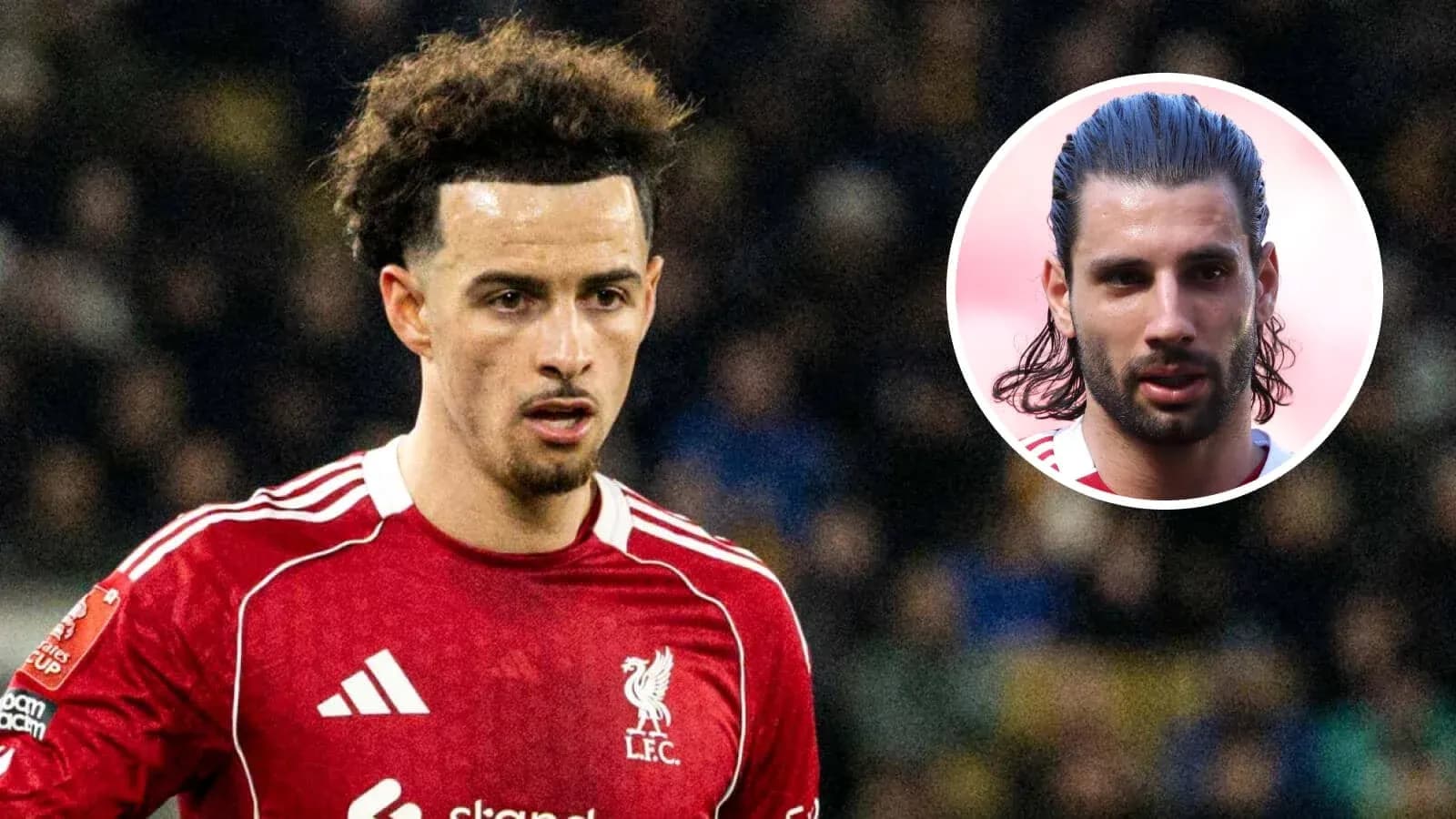 Jugador de Liverpool en partido con fondo desenfocado Jugador de Liverpool en partido con fondo desenfocado