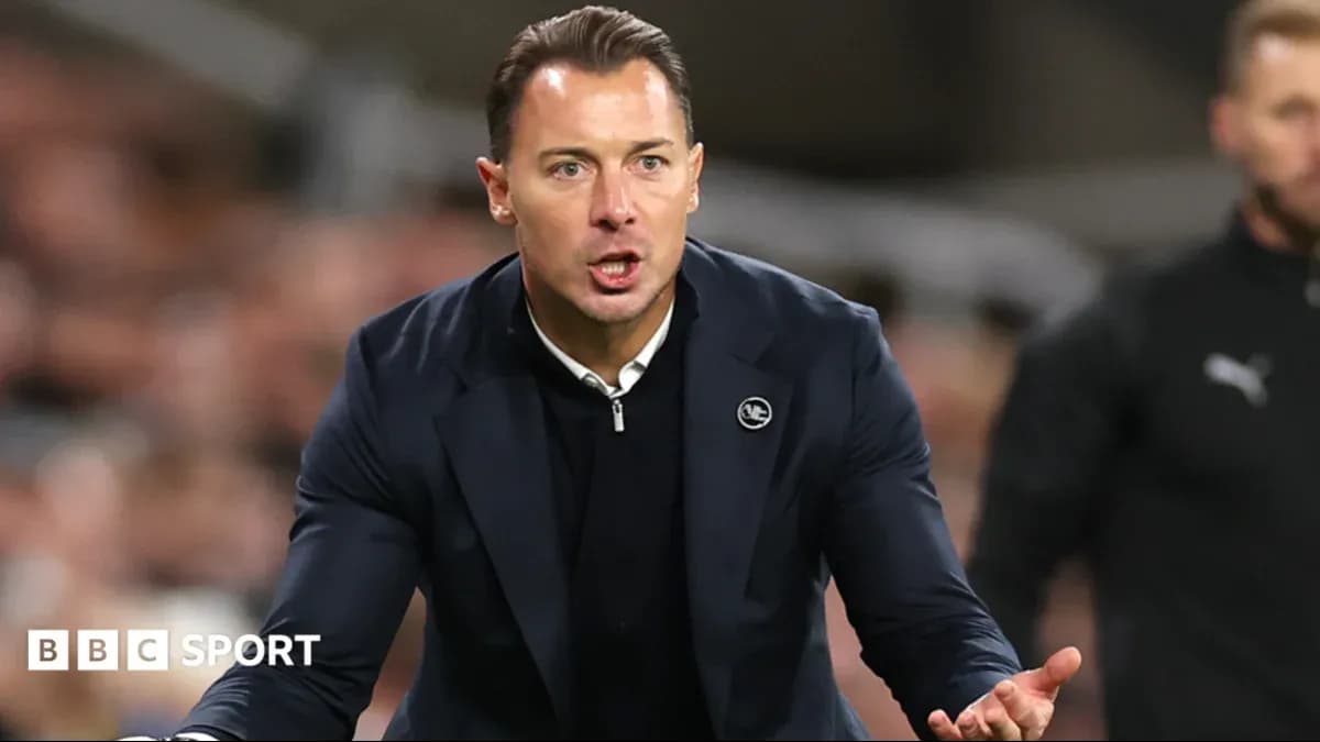 Entrenador dirigiendo a su equipo durante un partido Entrenador dirigiendo a su equipo durante un partido