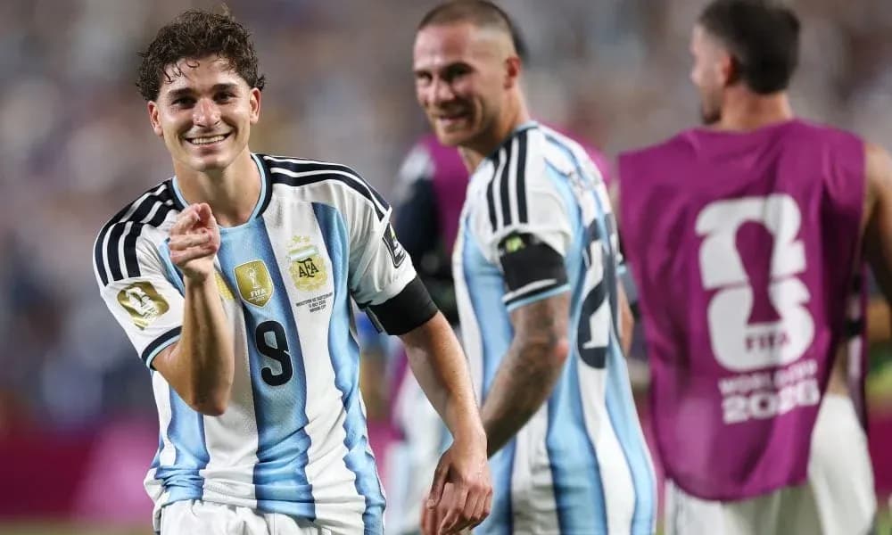 Jugador argentino sonriendo durante un partido Jugador argentino sonriendo durante un partido