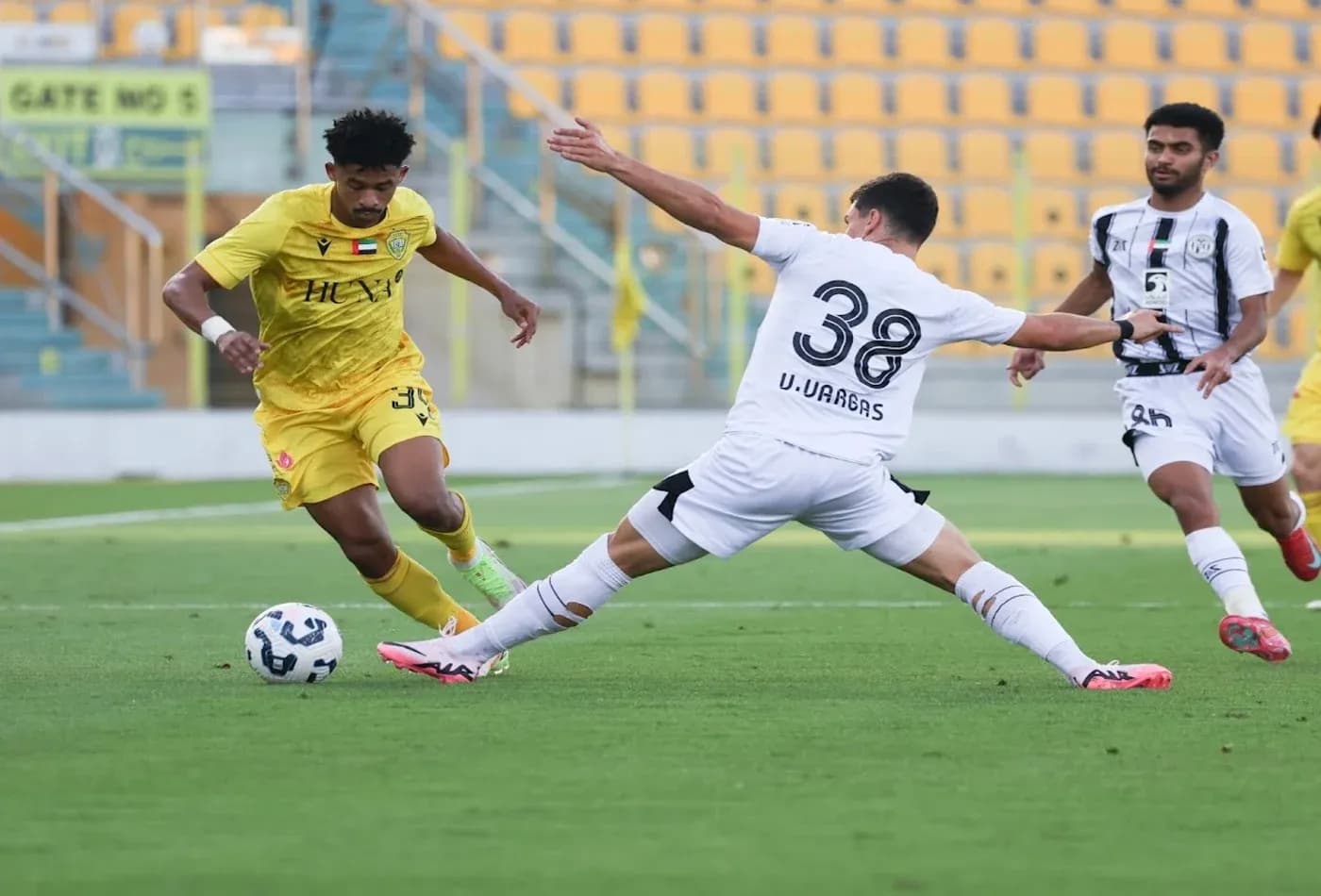 Jugador driblando en el partido Al Wasl U23 vs Al Jazira U23 Jugador driblando en el partido Al Wasl U23 vs Al Jazira U23