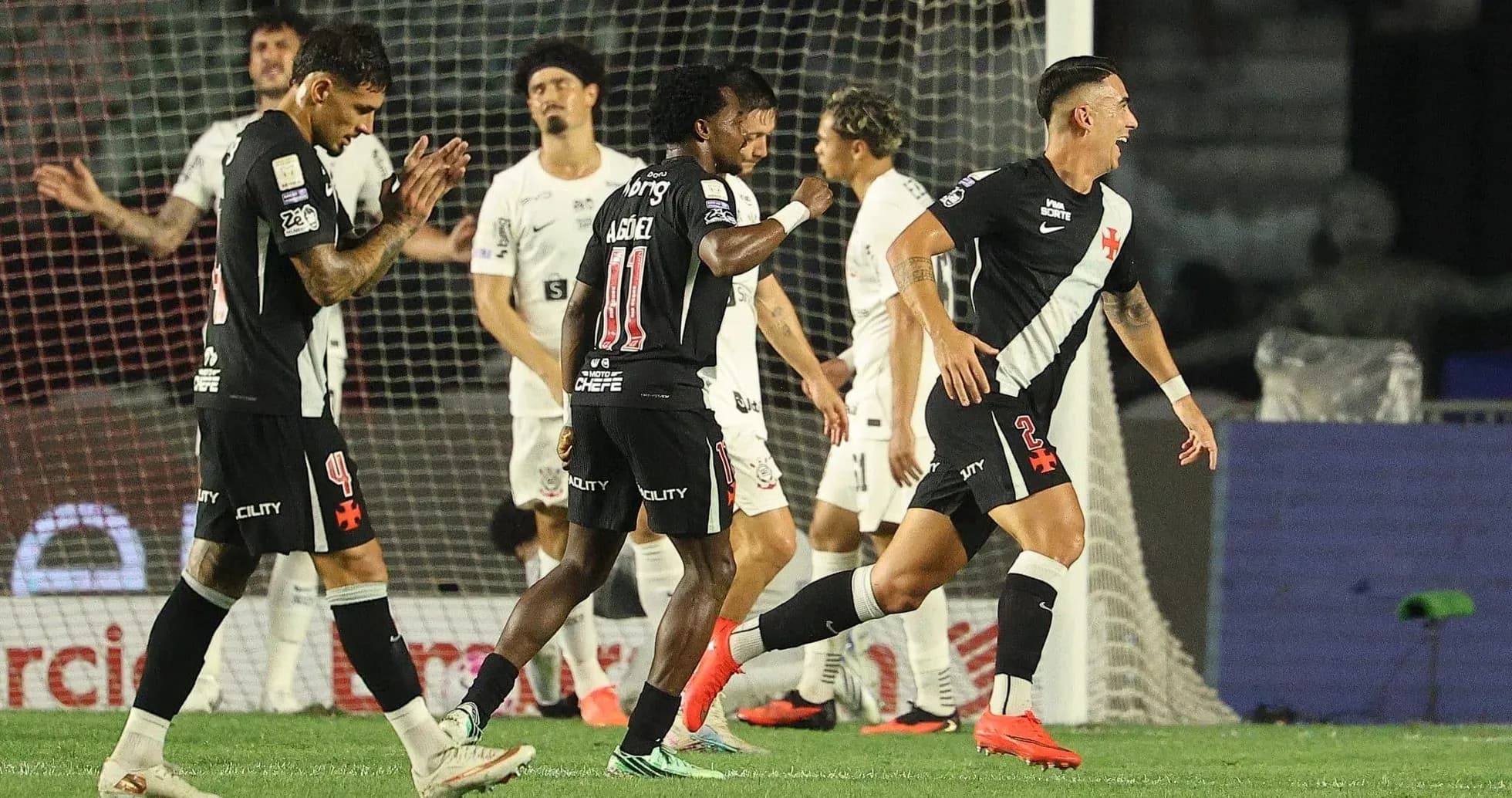 Jugadores de Vasco da Gama celebrando un gol Jugadores de Vasco da Gama celebrando un gol