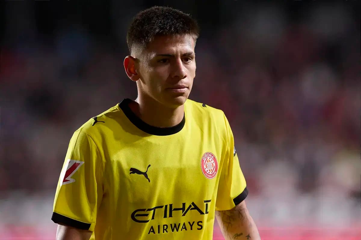 Jugador con camiseta amarilla de Girona CF en campo Jugador con camiseta amarilla de Girona CF en campo