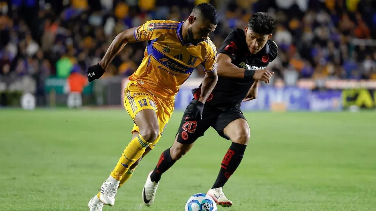 Jugadores de Toluca y Tigres compitiendo por el balón Jugadores de Toluca y Tigres compitiendo por el balón