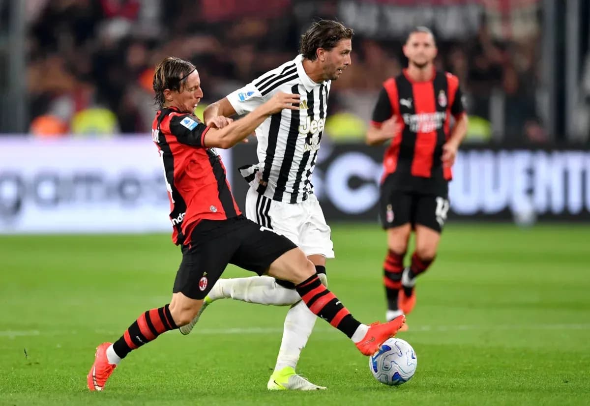 Jugador de AC Milan desafiando a jugador de Juventus Jugador de AC Milan desafiando a jugador de Juventus