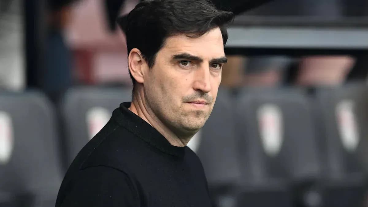 Entrenador observando desde el banquillo del estadio Entrenador observando desde el banquillo del estadio