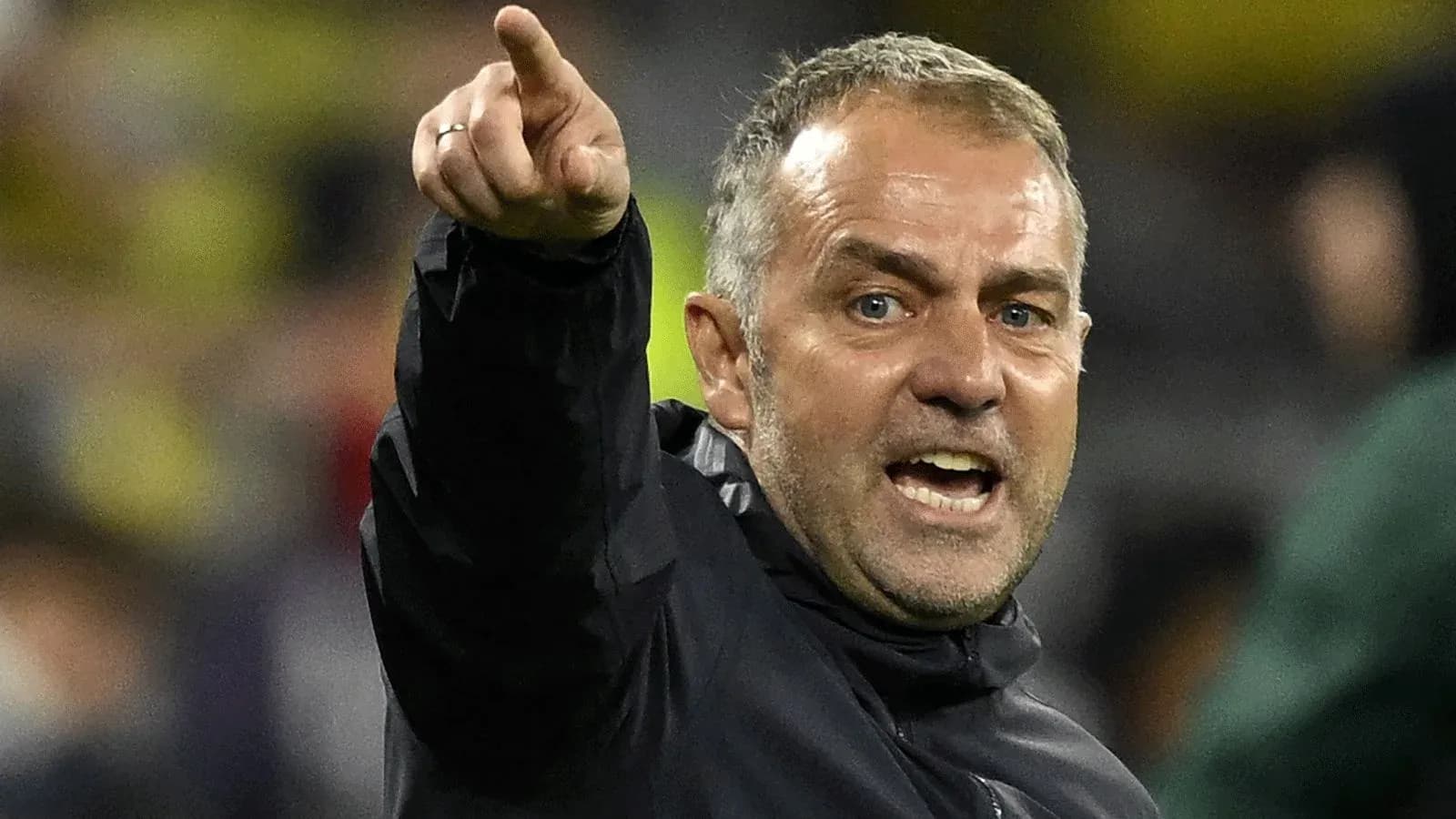 Entrenador señalando durante un partido de fútbol Entrenador señalando durante un partido de fútbol