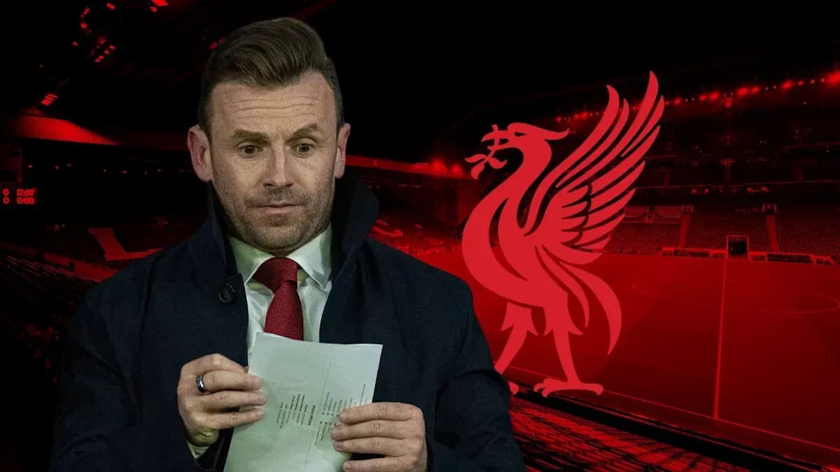 Analista sosteniendo notas en estadio de Liverpool Analista sosteniendo notas en estadio de Liverpool