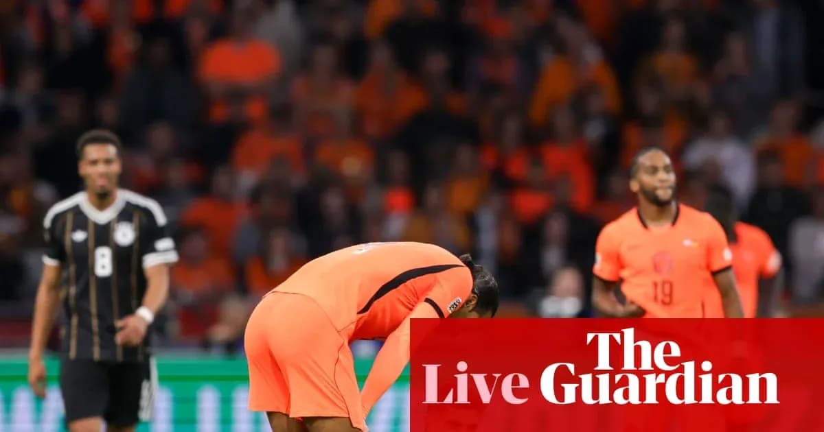 Jugador de la selección naranja se inclina en el campo Jugador de la selección naranja se inclina en el campo