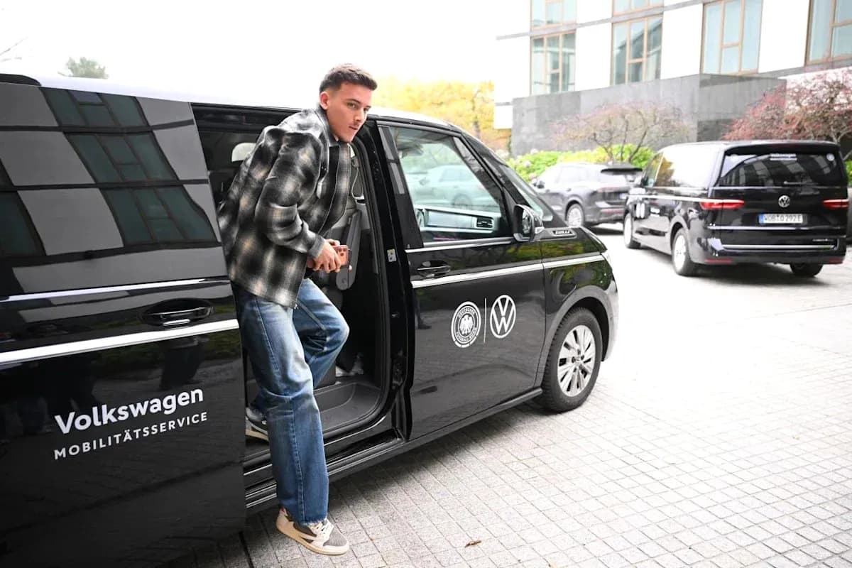 Jugador saliendo de un vehículo Volkswagen Jugador saliendo de un vehículo Volkswagen