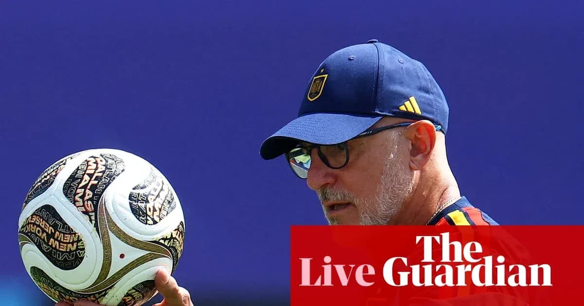 Entrenador sosteniendo un balón de fútbol en entrenamiento Entrenador sosteniendo un balón de fútbol en entrenamiento