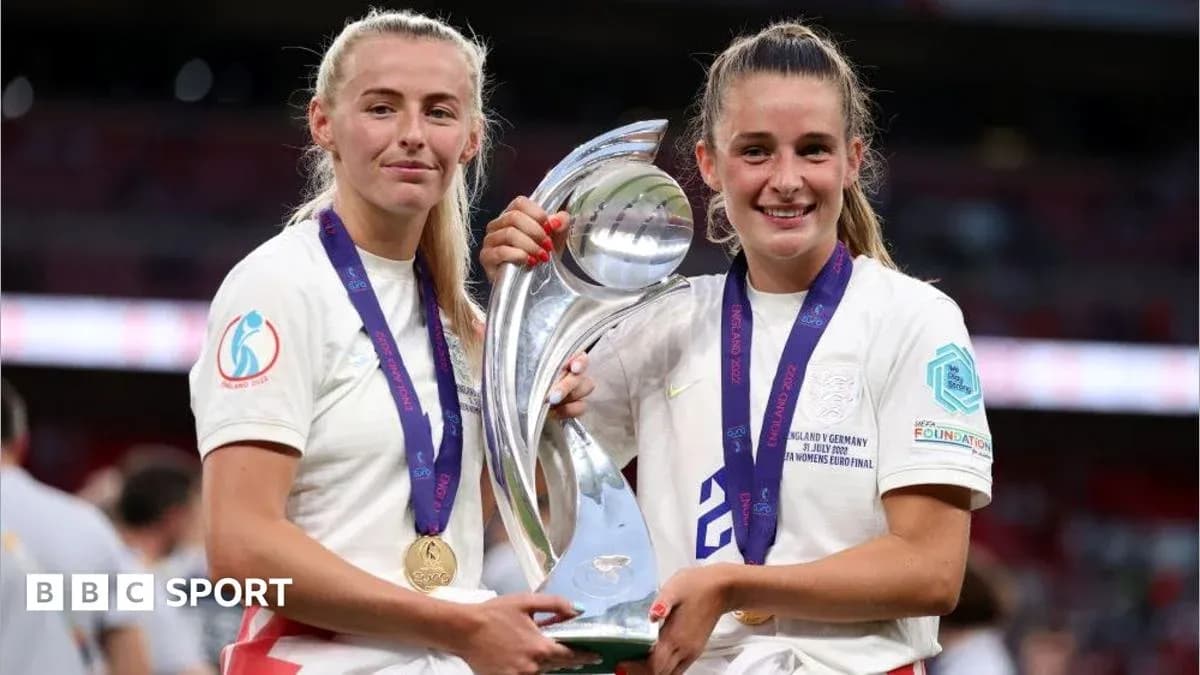 Jugadoras de Inglaterra sosteniendo el trofeo de la Eurocopa Jugadoras de Inglaterra sosteniendo el trofeo de la Eurocopa