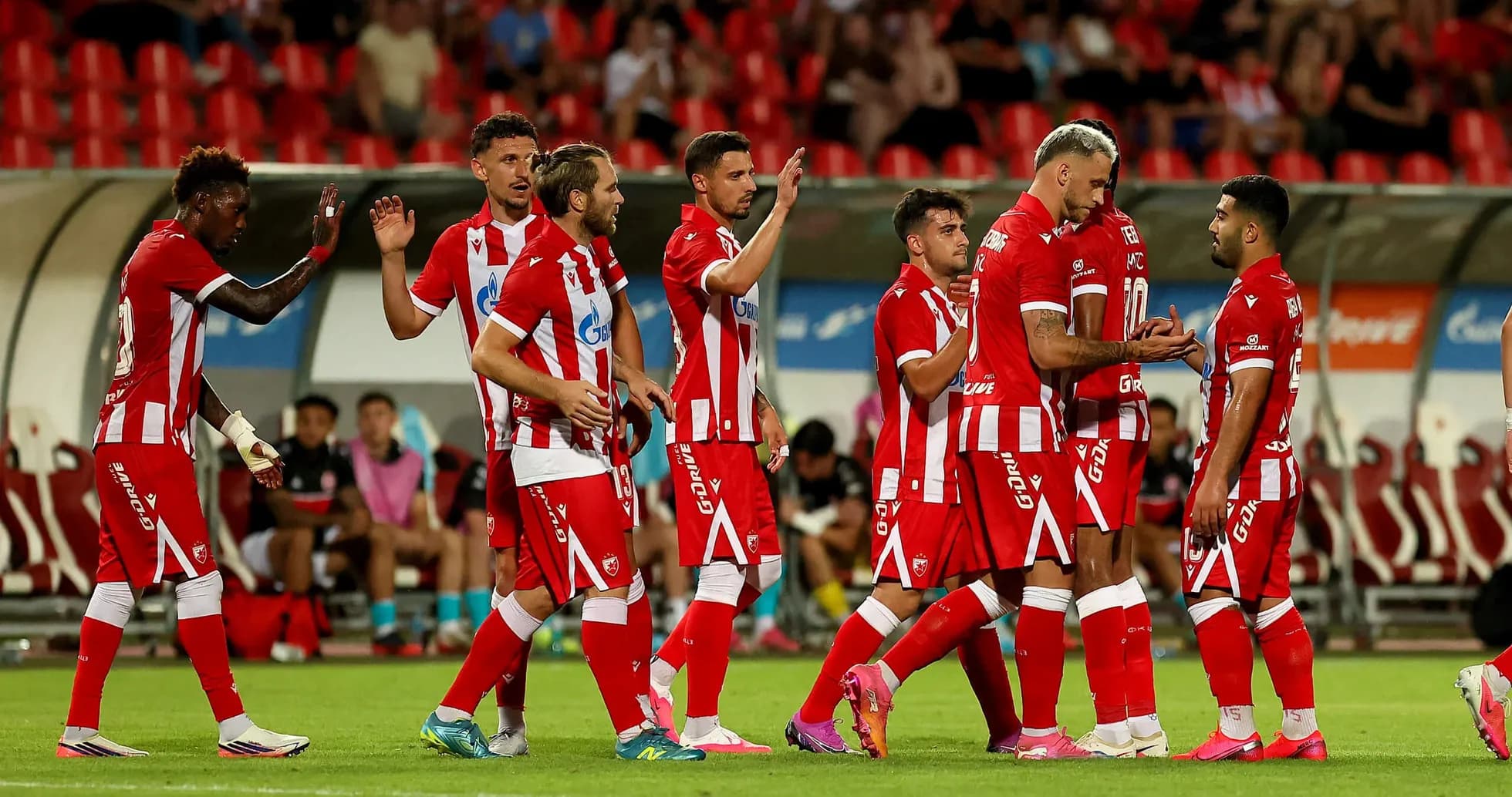 Jugadores del FK Crvena Zvezda celebrando un gol Jugadores del FK Crvena Zvezda celebrando un gol