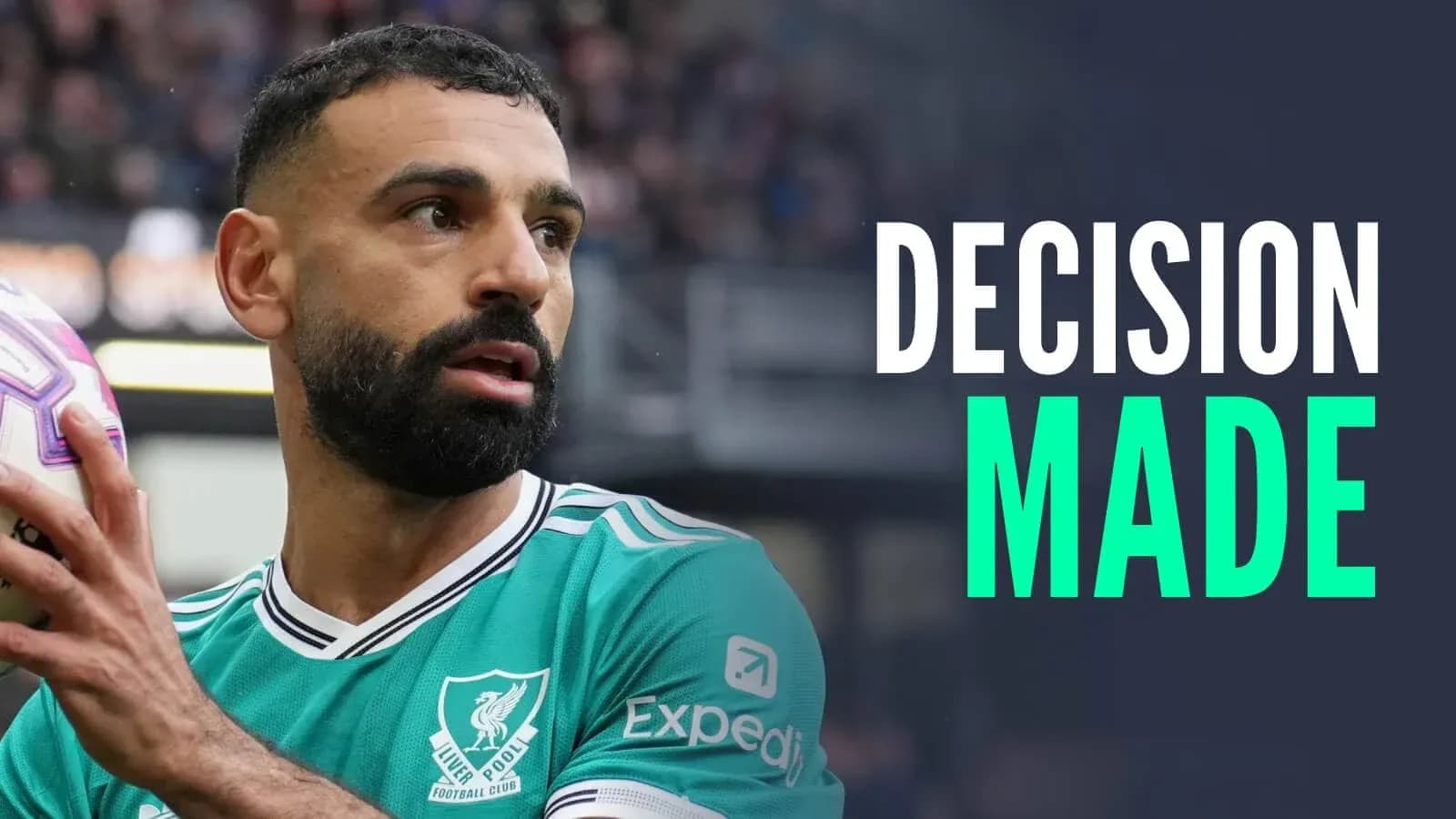 Jugador de Liverpool sosteniendo el balón durante un partido Jugador de Liverpool sosteniendo el balón durante un partido