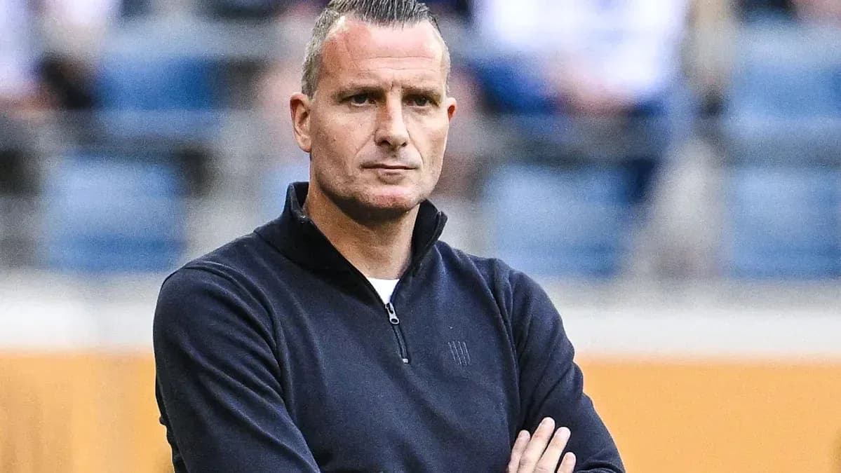 Entrenador observando el partido con los brazos cruzados Entrenador observando el partido con los brazos cruzados