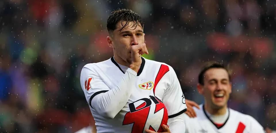 Jugador de Rayo Vallecano celebrando un gol bajo la lluvia Jugador de Rayo Vallecano celebrando un gol bajo la lluvia