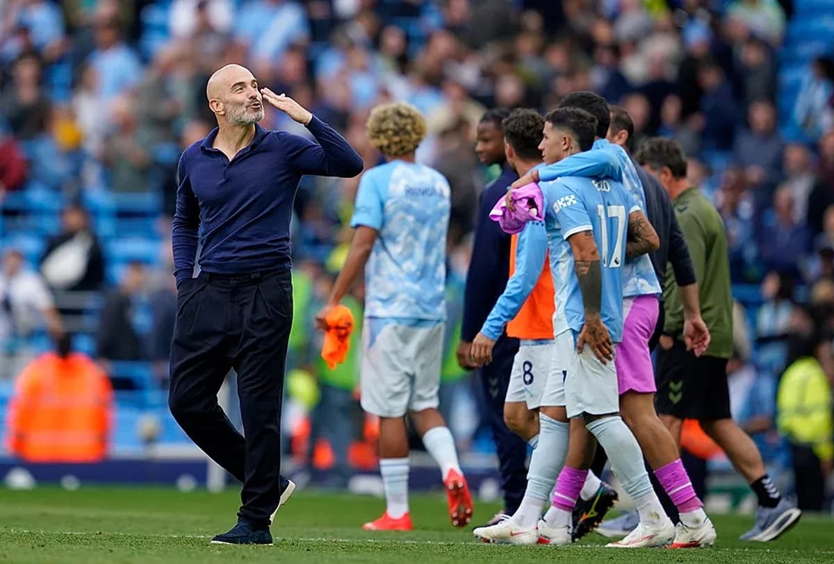 Entrenador de Manchester City saludando a jugadores Entrenador de Manchester City saludando a jugadores