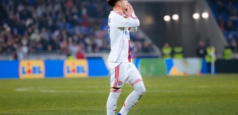 Jugador de Lyon señalando durante un partido Jugador de Lyon señalando durante un partido