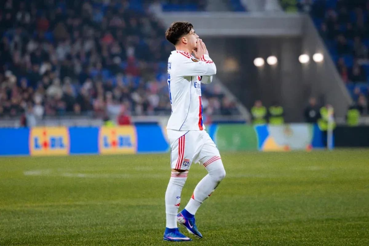 Jugador de Lyon señalando durante un partido Jugador de Lyon señalando durante un partido