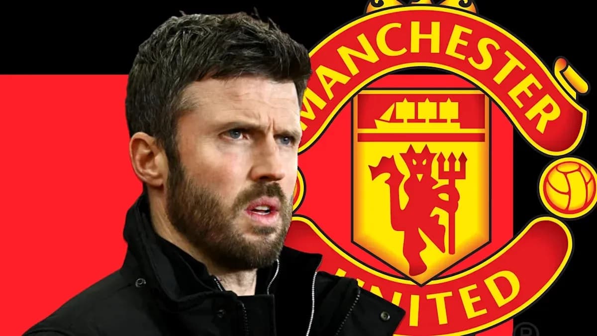 Entrenador de Manchester United frente a su logo Entrenador de Manchester United frente a su logo