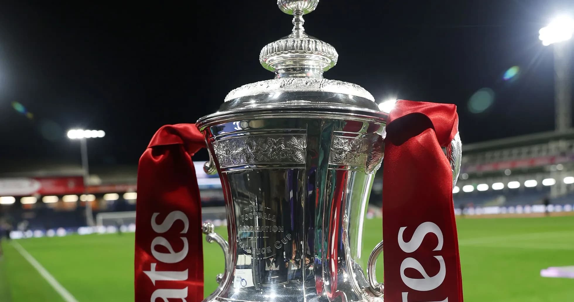 Trofeo de la FA Cup con cintas rojas Trofeo de la FA Cup con cintas rojas