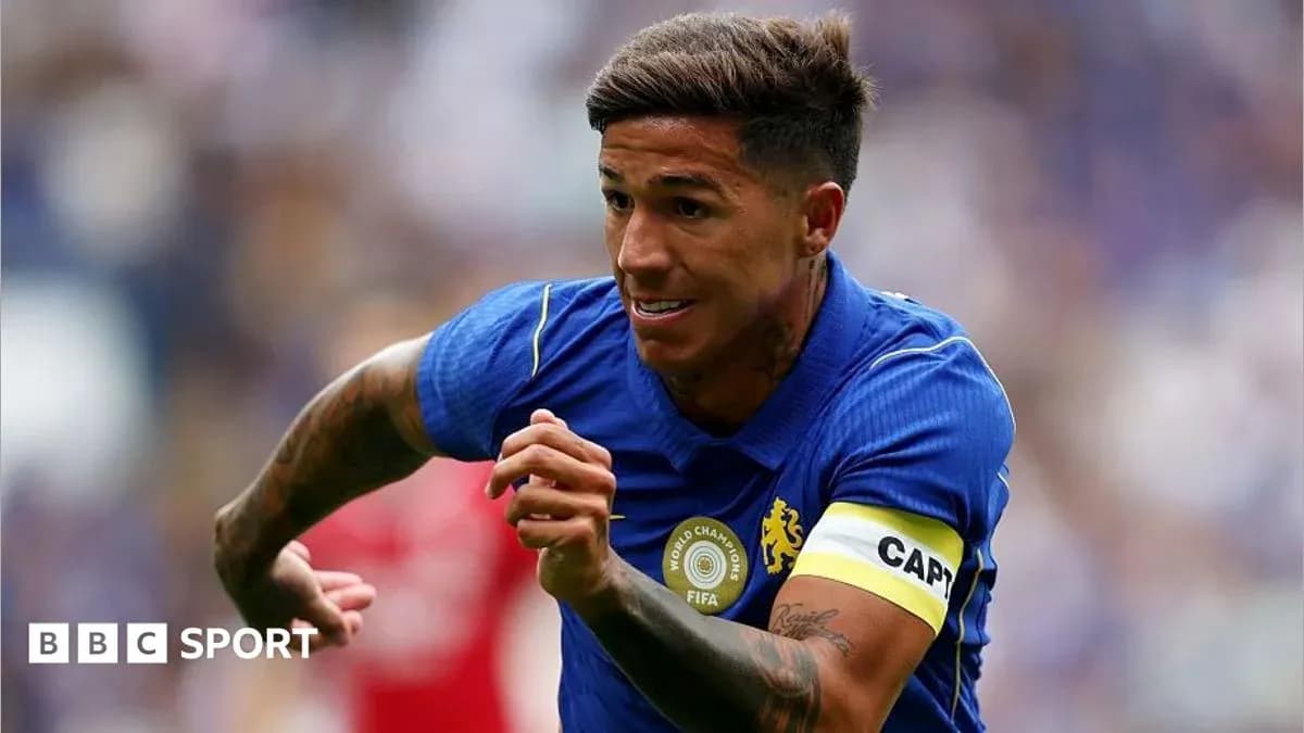 Jugador corriendo con camiseta de Chelsea en partido Jugador corriendo con camiseta de Chelsea en partido
